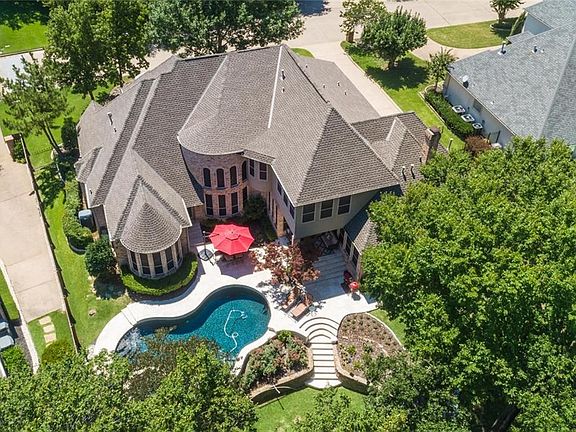 3rd image of 911 Parkview Ln