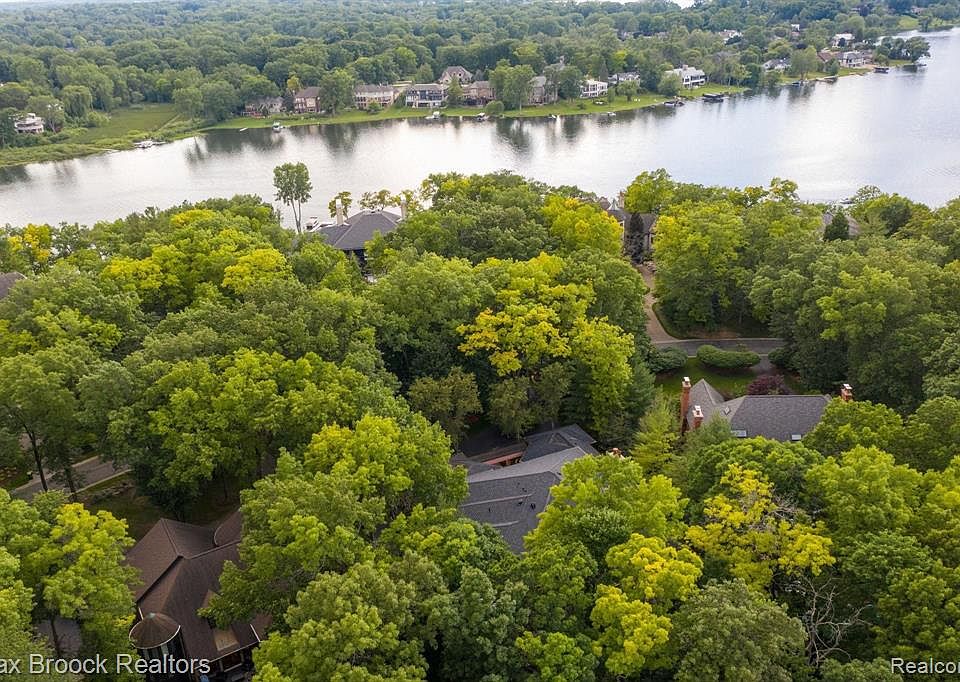 1744 Heron Ridge Dr, Bloomfield Hills, MI 48302 | MLS #2220013754 | Zillow