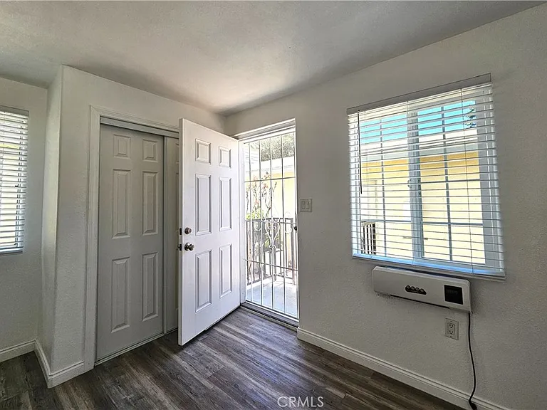 656 W 21st St — Photo 12