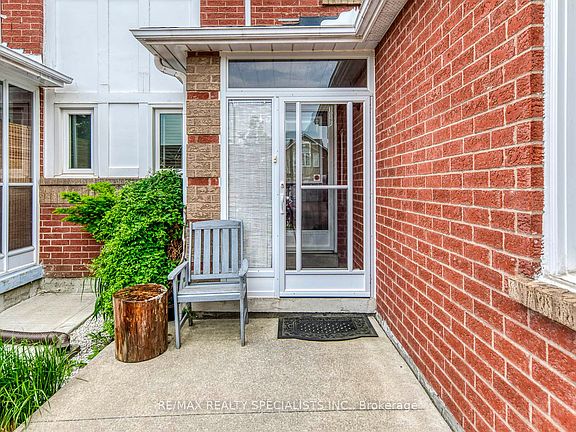3rd image of 40 Mannel Cres