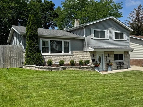 8930 Oakwood Dr, Hickory Hills, IL 60457