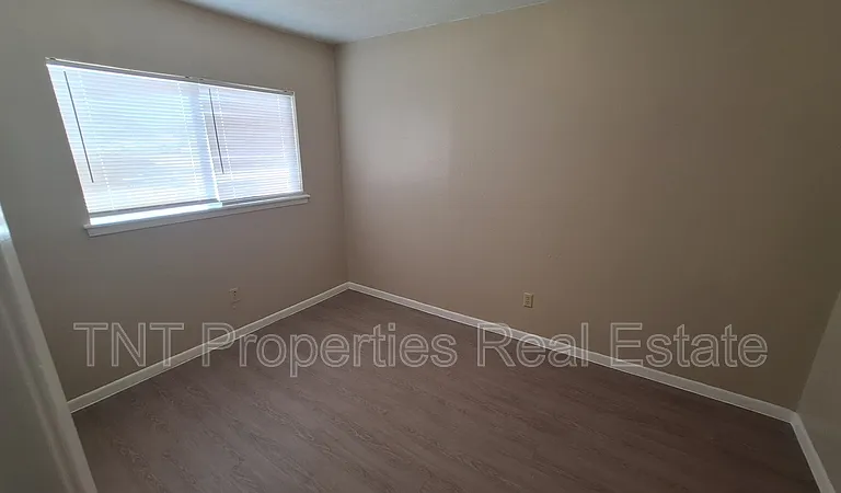 1906 Barak Ln #9 — Photo 2