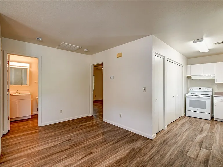 114 Bradshaw Dr — Photo 6