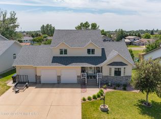 1099 19th St W, Dickinson, ND 58601