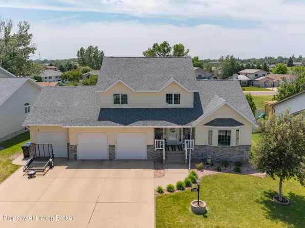 1099 19th St W, Dickinson, ND 58601
