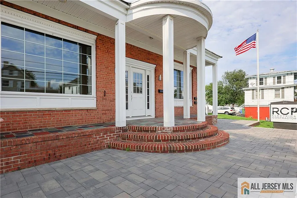 Studio, 1.0 bath, 3100 sqft, $7,500 — Photo 4