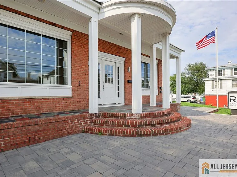 215 Washington Rd — Photo 4