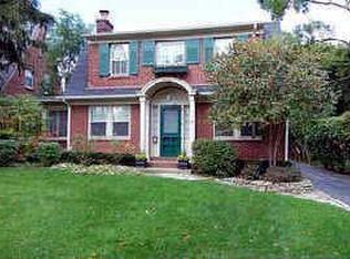 370 E Wisconsin Ave, Lake Forest, IL 60045