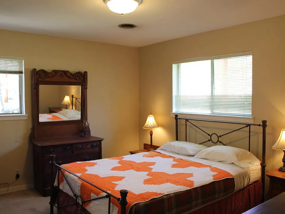 bedroom w queen bed