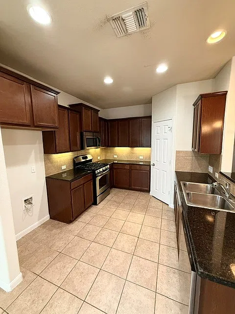 Beautiful Like New Home In Leander! — Photo 2