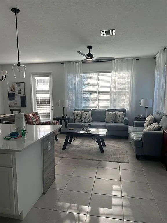 3 bed, 2.5 bath, 1624 sqft, $2,300 — Photo 4