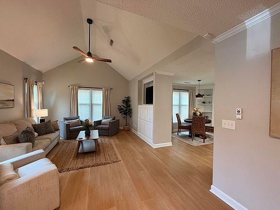 5th image of 1035 Arnaud St