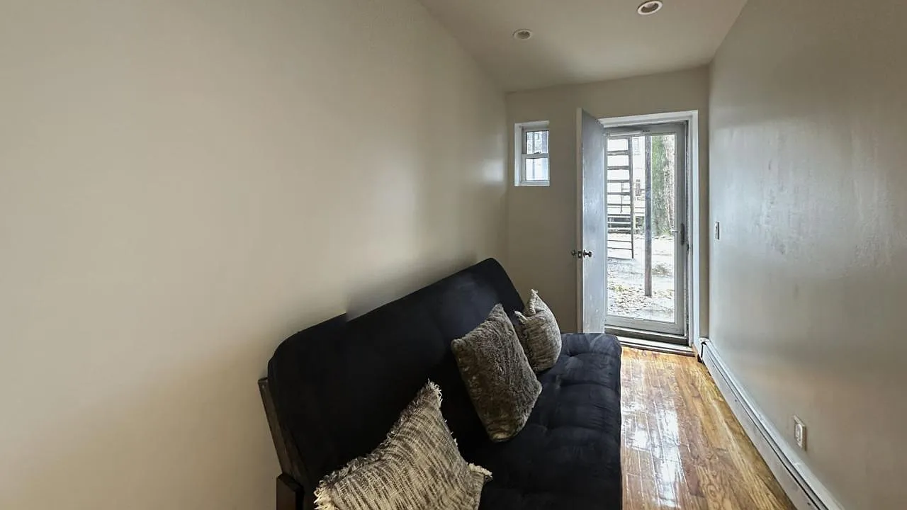 220 Lexington Avenue — Photo 3