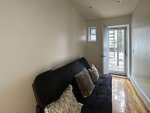 5th image of 220 Lexington Ave
