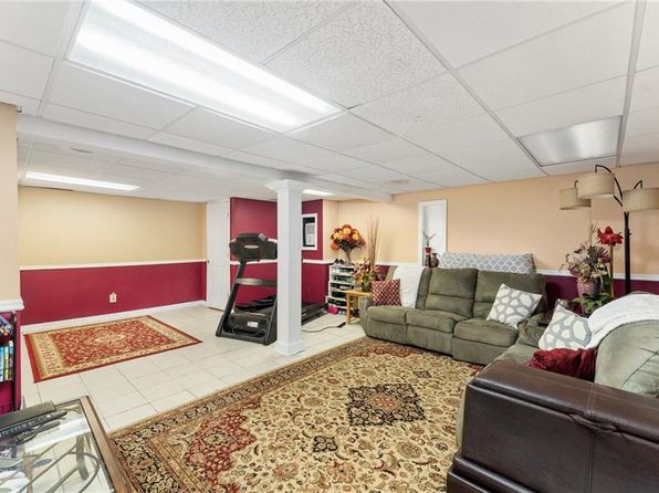 16 Blue Ridge Dr, Charlestown, RI 02813