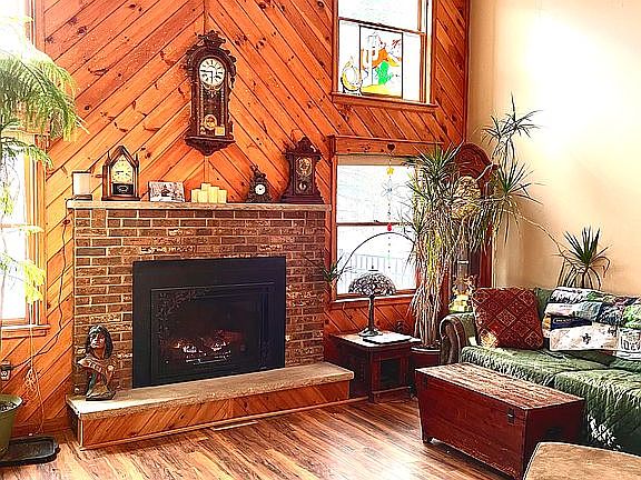 Propane fireplace/tv room 