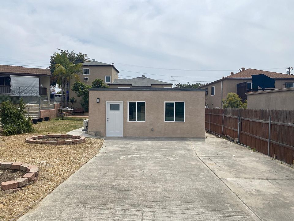 Front of house from driveway.