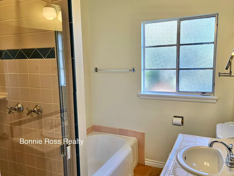 77 Dutton Ave — Photo 9