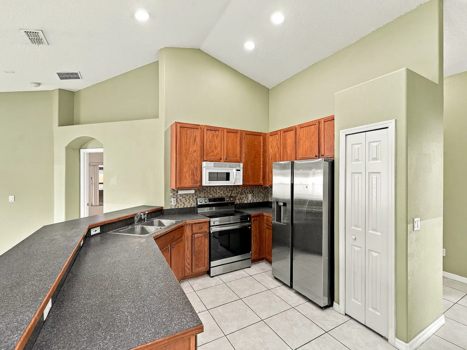3 bed, 1815 sqft, $2,400 — Photo 4
