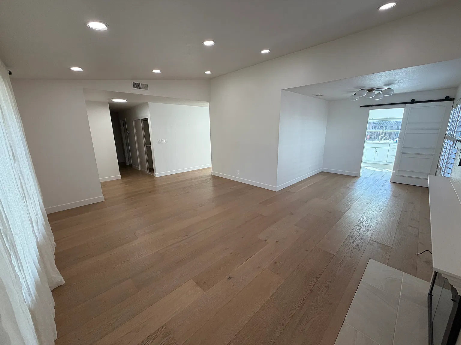 4 bed, 1652 sqft, $4,550 — Photo 2