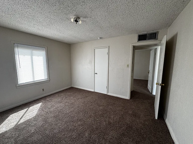 4220 Broaddus Ave — Photo 8