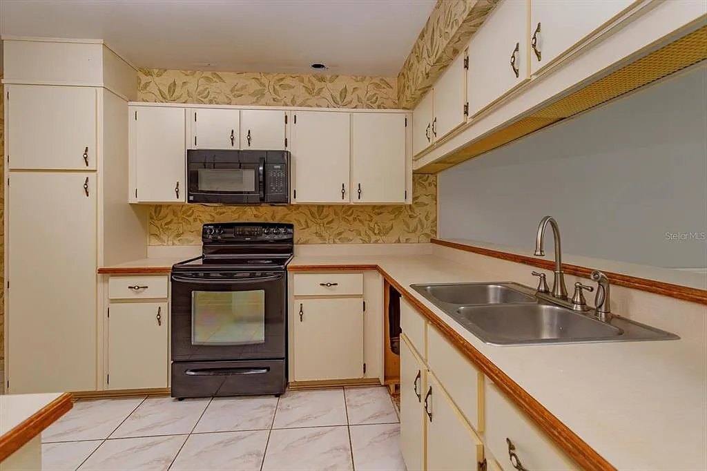 3 bed, 2.0 bath, 1598 sqft, $2,500 — Photo 2