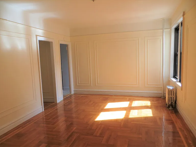2138 Wallace Ave — Photo 2