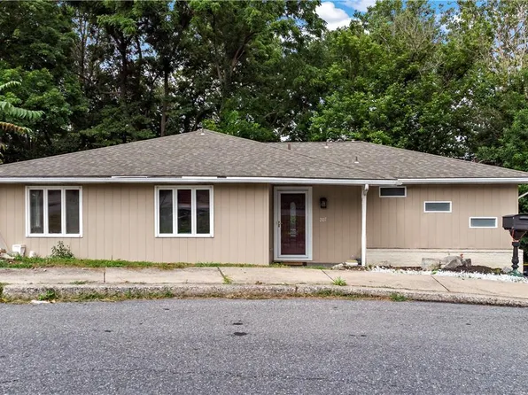 207 Delaware Ln, Whitehall, PA 18052