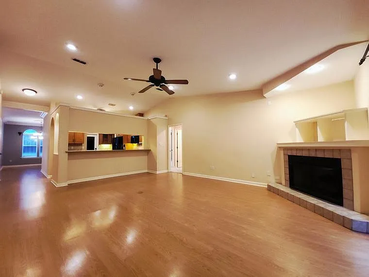 3 bed, 1884 sqft, $2,500 — Photo 3