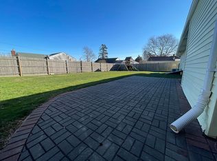 15 Ladeira Ave, Portsmouth, RI 02871