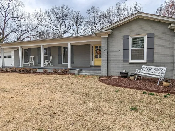 210 7th St, Henderson, TN 38340
