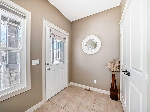 3rd image of 90 Evanspark Rd NW