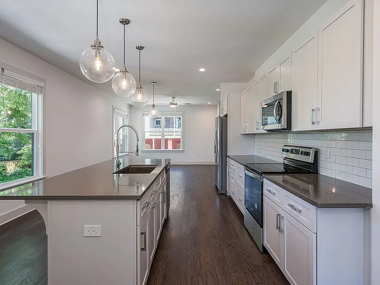 900 Meridian St — Photo 5