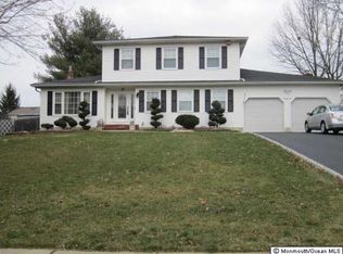 22 Ivanhoe Dr, Manalapan, NJ 07726