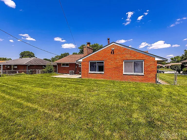2090 Mattis Dr — Photo 29