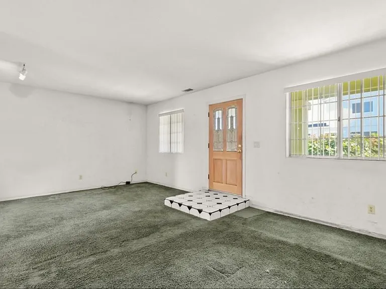 1208 Florence St — Photo 2