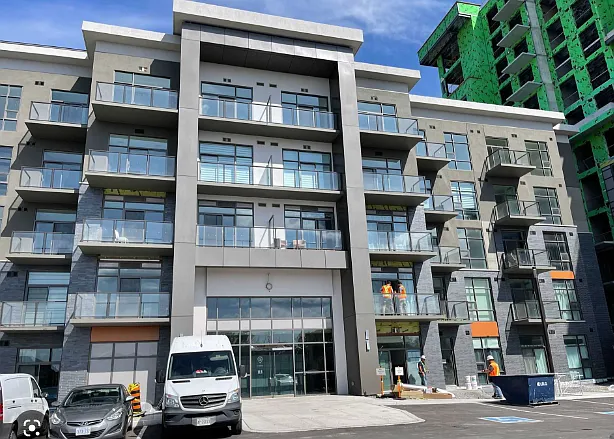 450 Dundas St E