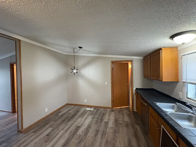 8422 Quill Dr — Photo 4