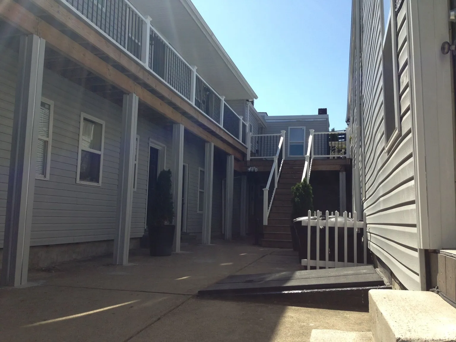 Apartments in the Southside *One Block to E. Carson * Modern Renovations * Pet Friendly * Availab... — Photo 1