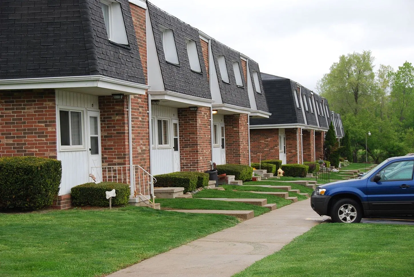 Riverside Manor Townhouses — Photo 1