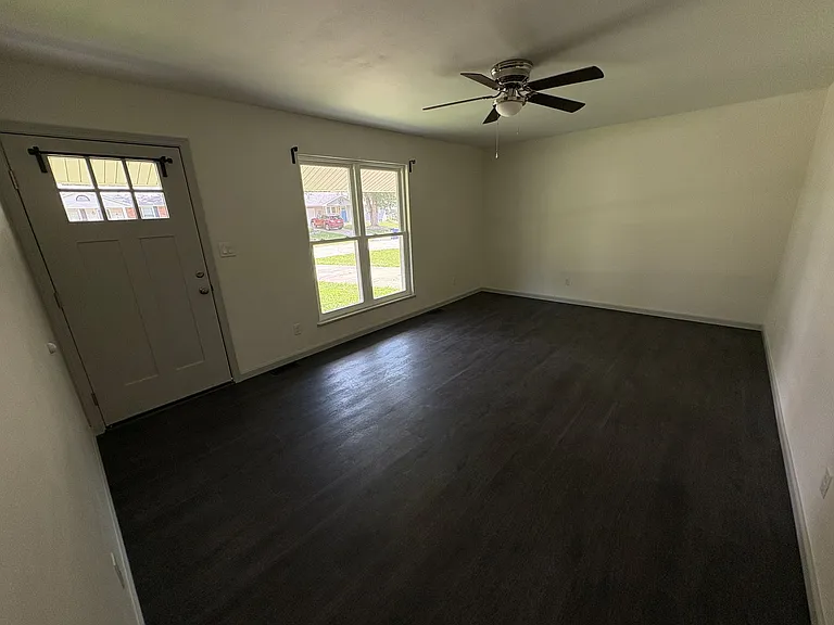 904 Montgomery Ave — Photo 6