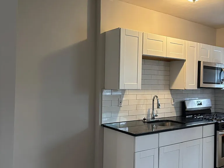 2525 Shields St — Photo 2