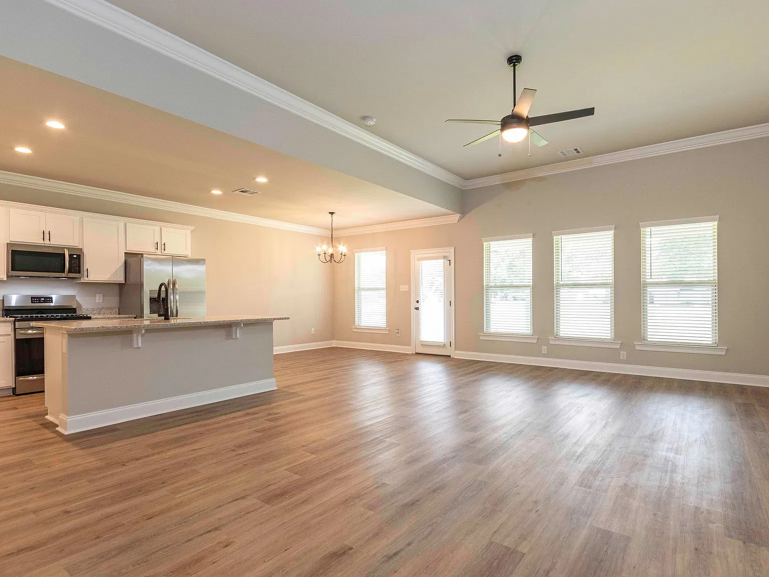 4 bed, 2010 sqft, $2,100 — Photo 3