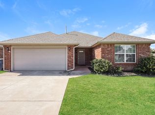 704 E Hillcrest Ln, Mustang, OK 73064