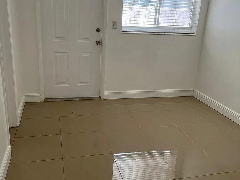 932 NE 16th Ave — Photo 3