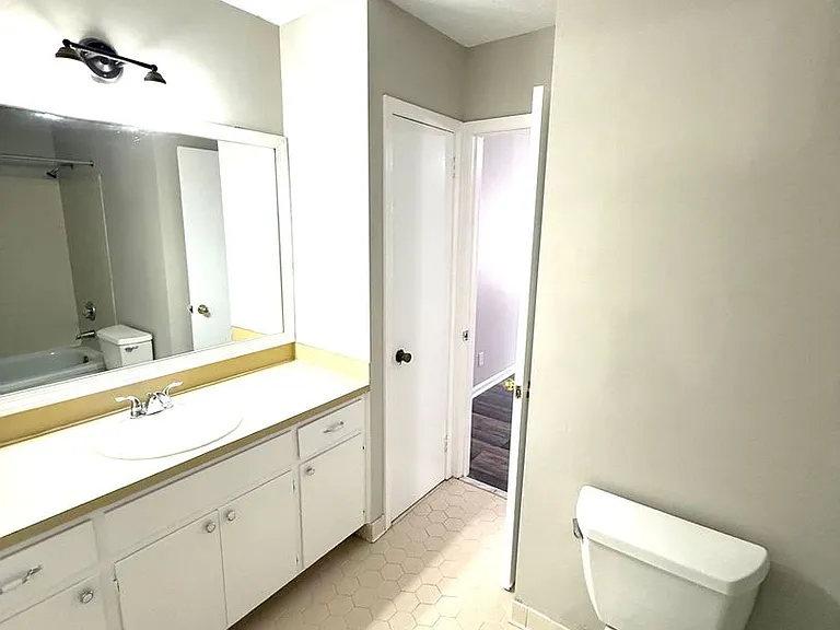 2060 Rexford Rd — Photo 10
