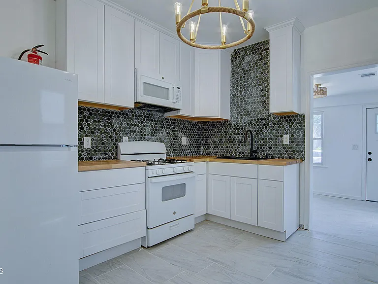 19 Bayview Ave #A — Photo 11