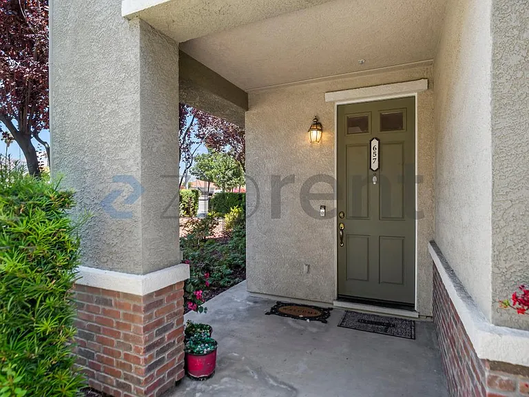657 N Capitol Ave — Photo 3
