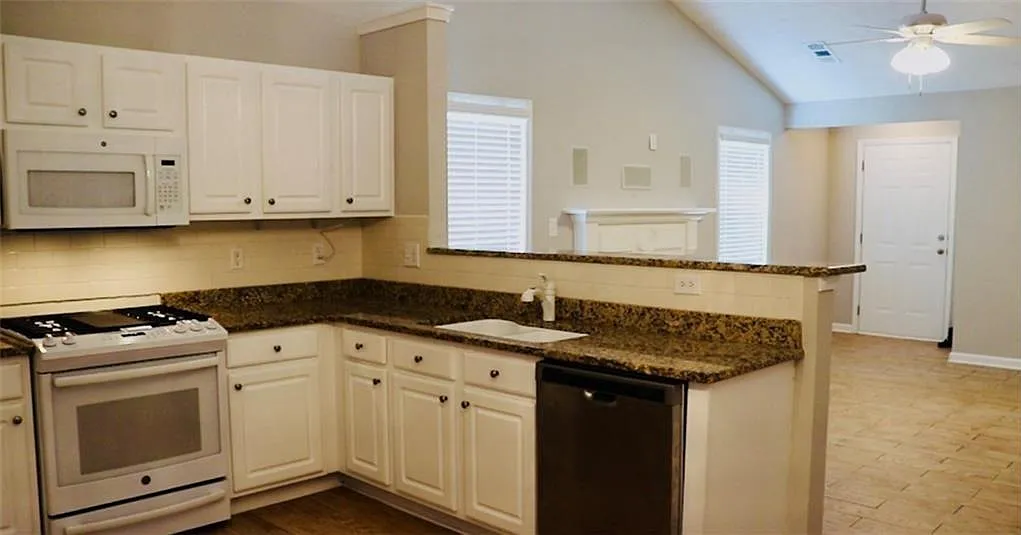 3 bed, 2.0 bath, 1298 sqft, $2,500 — Photo 2