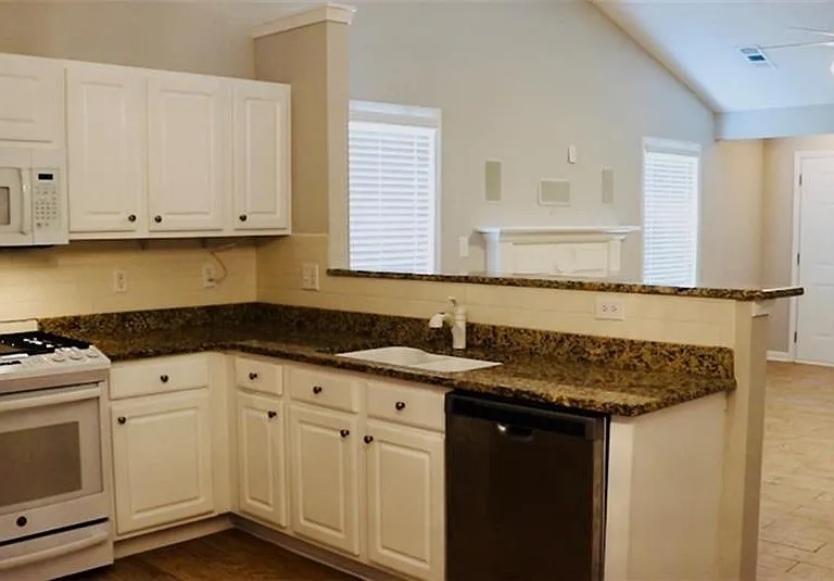 1091 Pine Acre Dr — Photo 2
